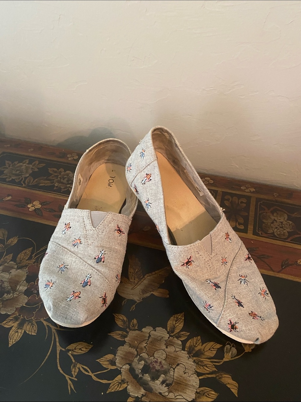 Toms Bees 🐝 Embroidered Slip-On Flats - Light Gray with Multicolor Accents